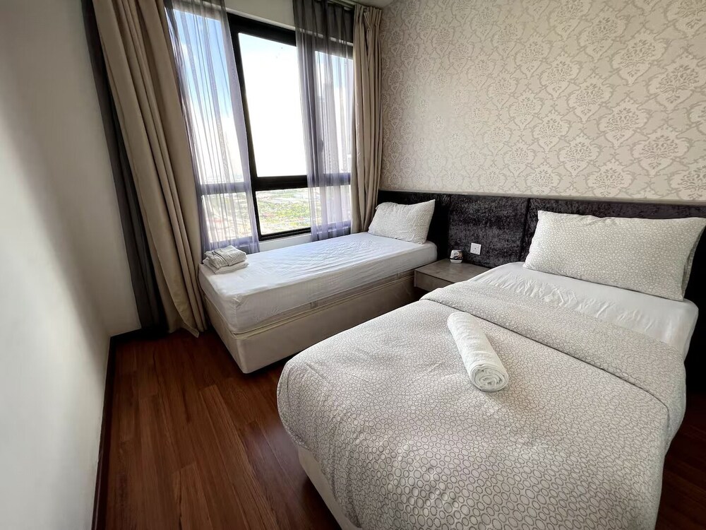 ICity Luxury Condo by Smarthome