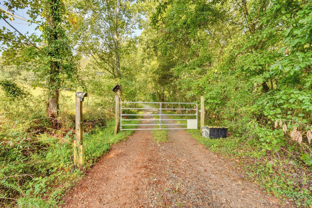Woodsy Retreat w/ Deck & Views in Dahlonega!