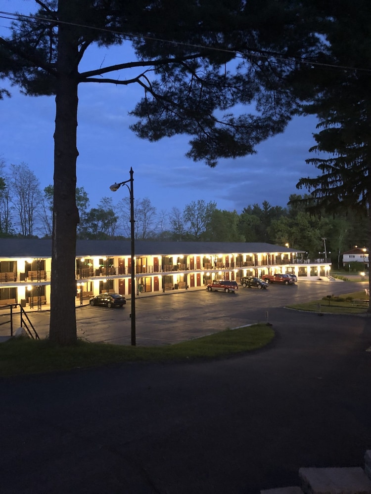 Amber's Inn & Suites