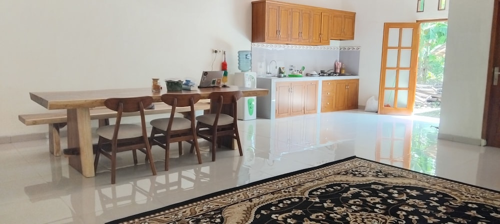 Amini Guest House