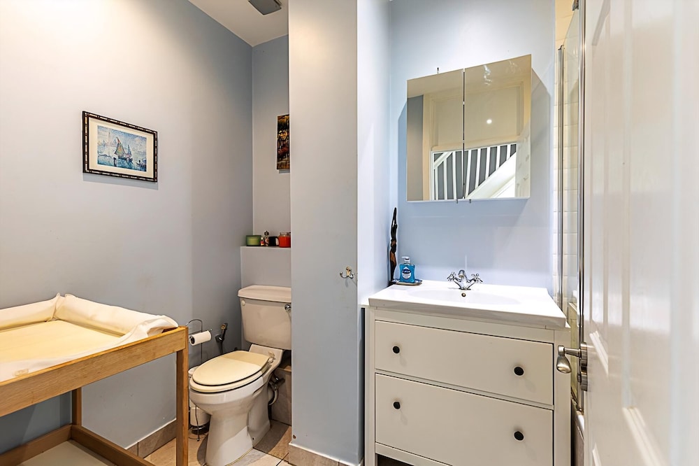 Stylish & Spacious 3-bed Home in Vibrant Bow