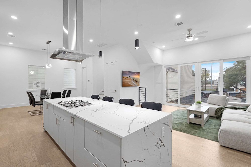 Houston 6 Bedroom Home