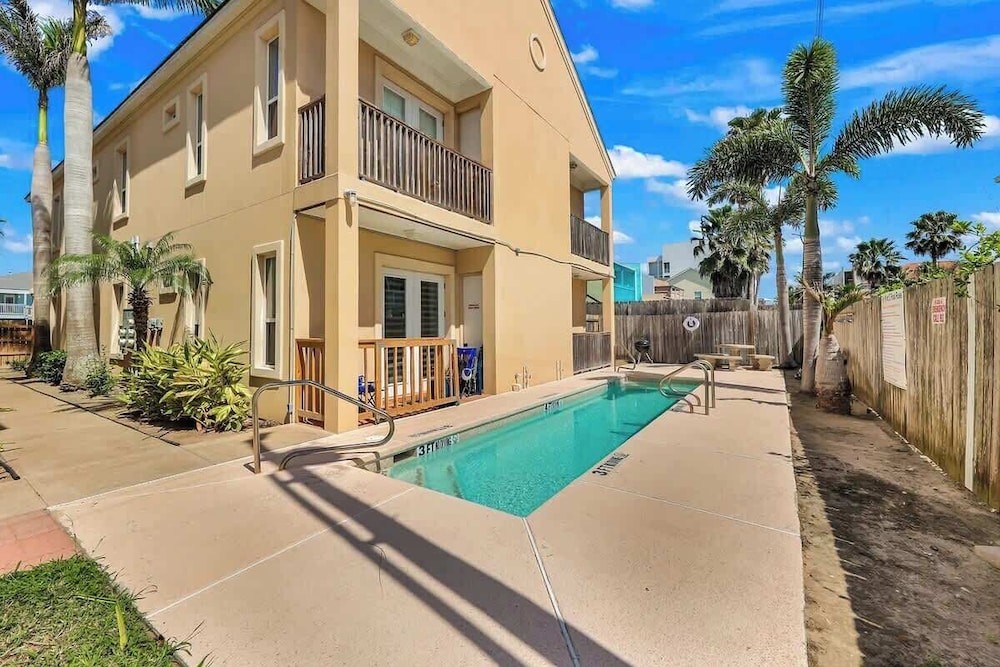Lovely Beach and Pool Condo