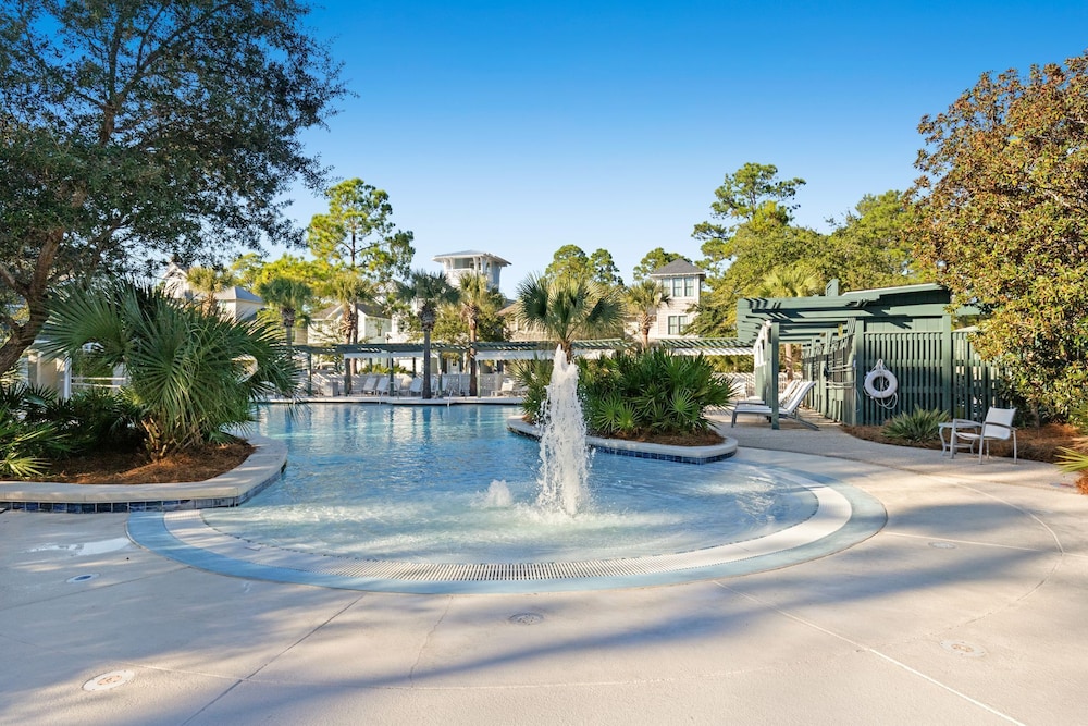 Sea Dlight: 3BR Beach Home Sleeps 10 With 4 Bikes in Watersound West