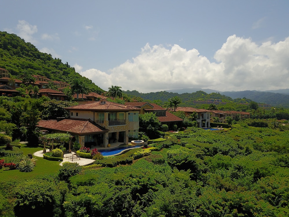 CR Luxury Los Sueños Condos