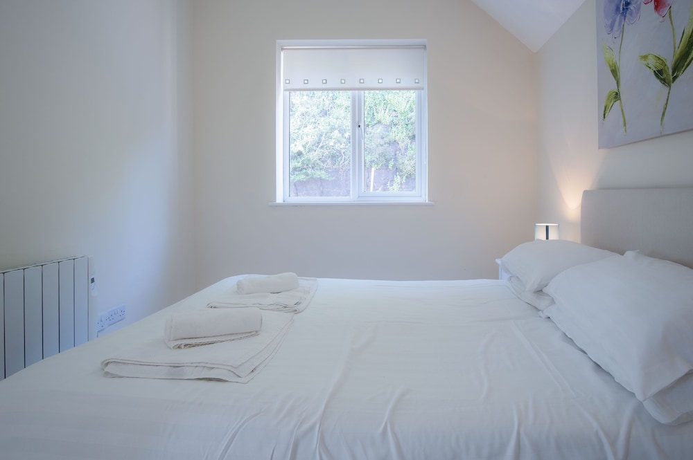 Bluebird - 2 Bedroom Apartment - Pendine view 4