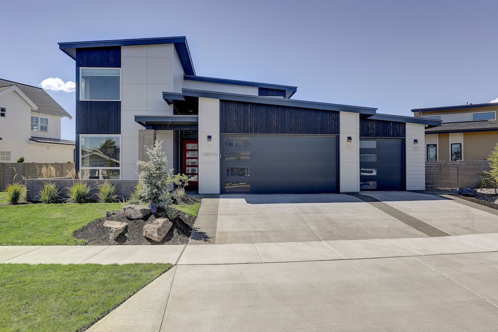 Ruby Peak *30 Day Minimum 4 Bedroom Home by RedAwning