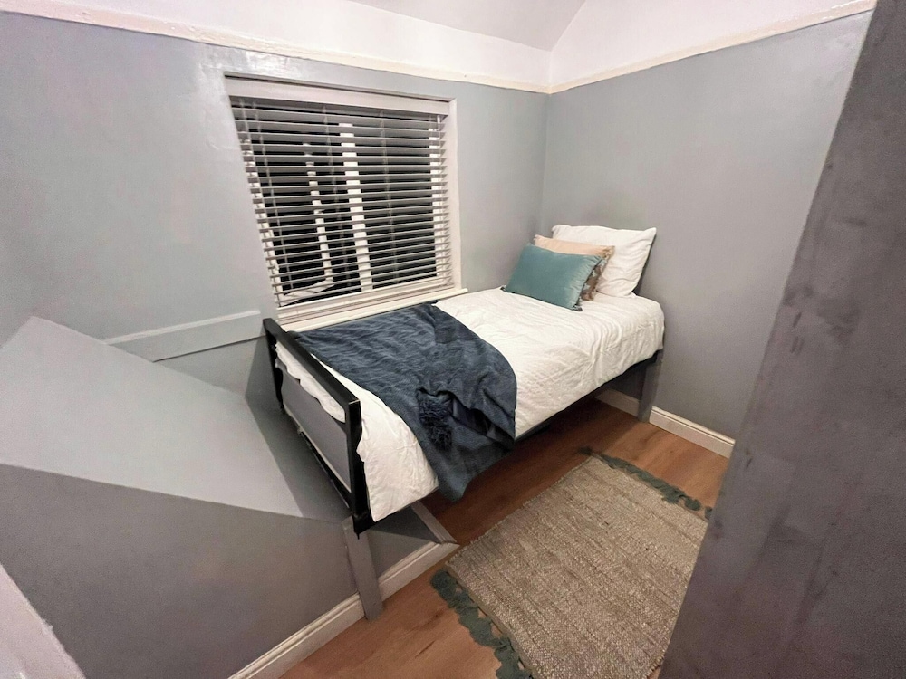 Sleeps 5 - Free Parking - Near Airport & City