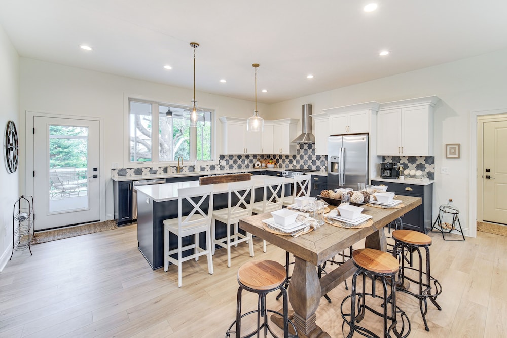 Walk to Lake Erie: Sleek Retreat w/ Screened Patio