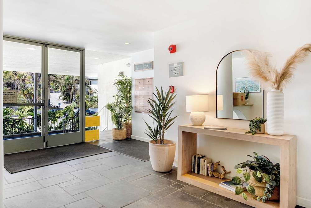 Oceanfront Gem w/ Balcony, Pool, Hot Tub & Carbon Beach Access Bluewater Haven by Avantstay