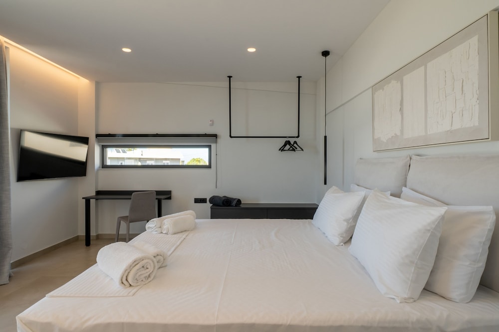 Aethra Grand- Luxury 5-bed Villa 850m From Beach