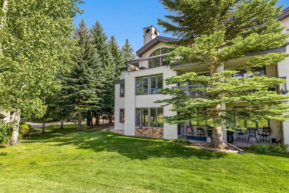 Stunning Renovated 2 Bedroom in Arrowhead Village! Studio Condo