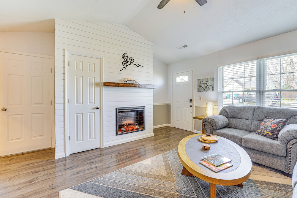 1 Mi to Dtwn: Bentonville Retreat w/ Patio