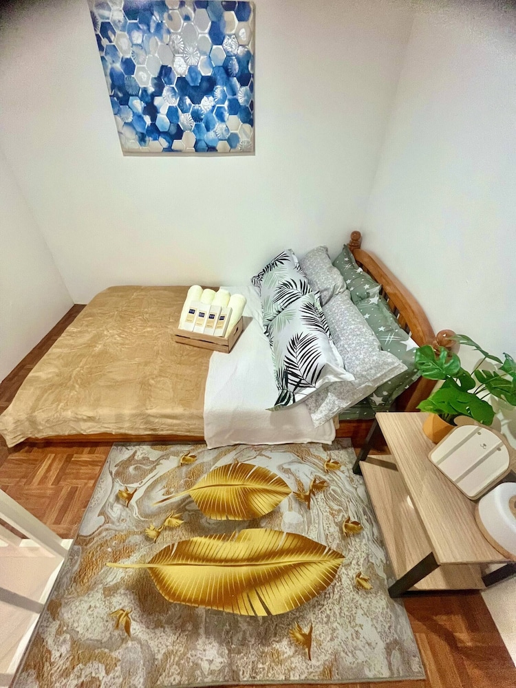 Bloomstone Urban Chill Cabin