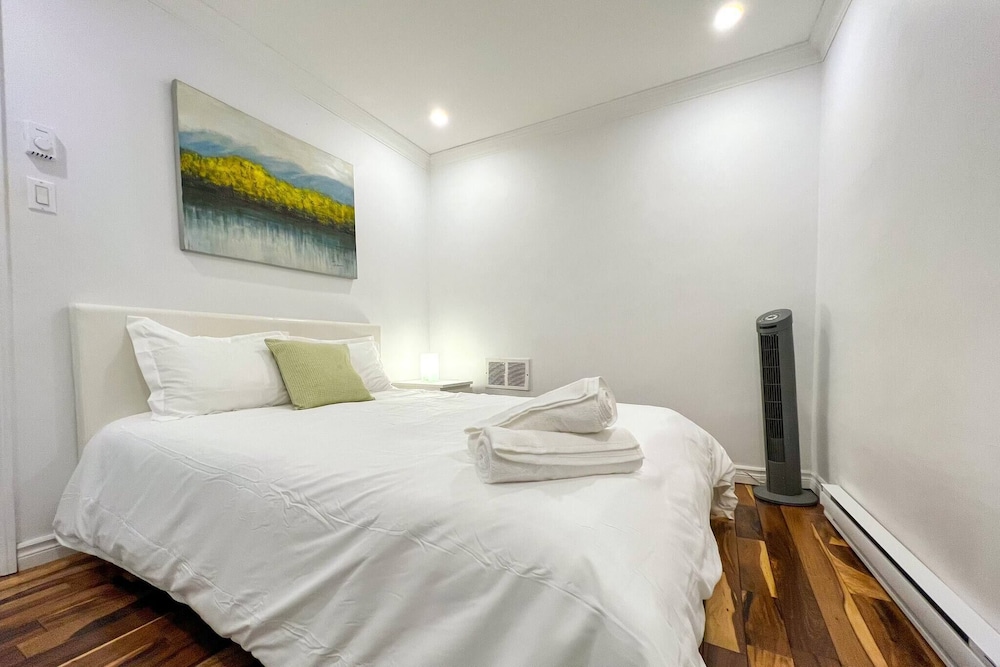 Chic Townhome With Garage Dt Mtl - Image 5