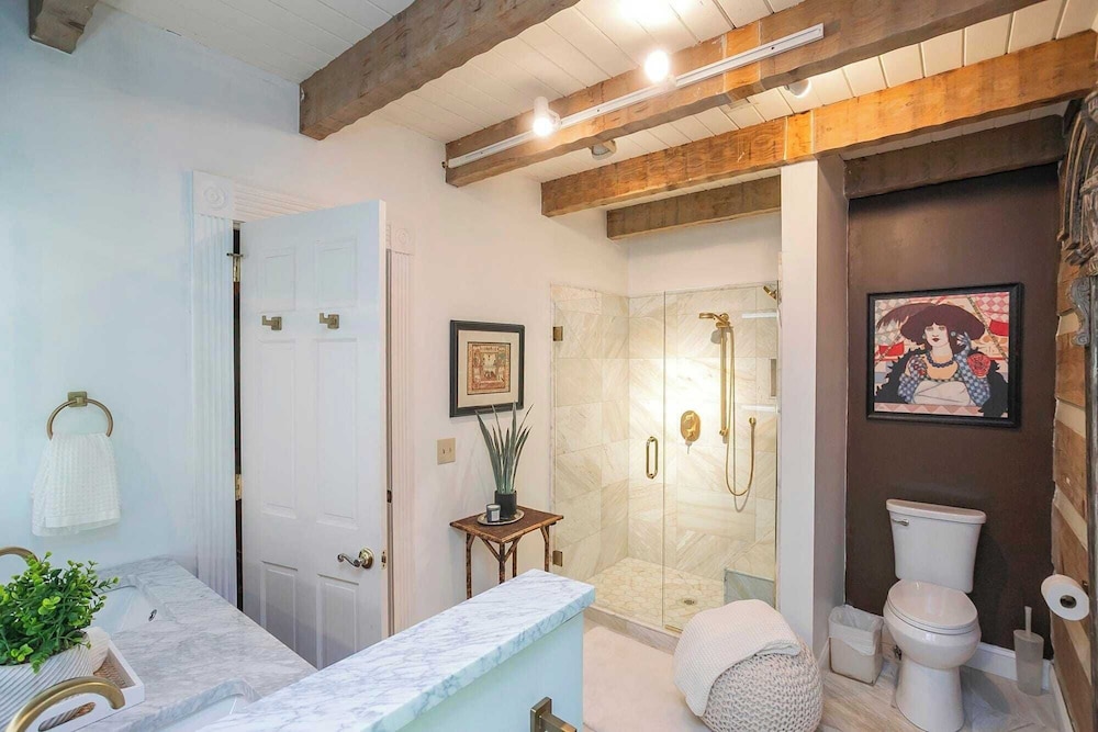 35 Acre Villa w/ Pool, Spa, Wine Cellar & Gym + Near Golf Club La Pearla Ranch by Avantstay