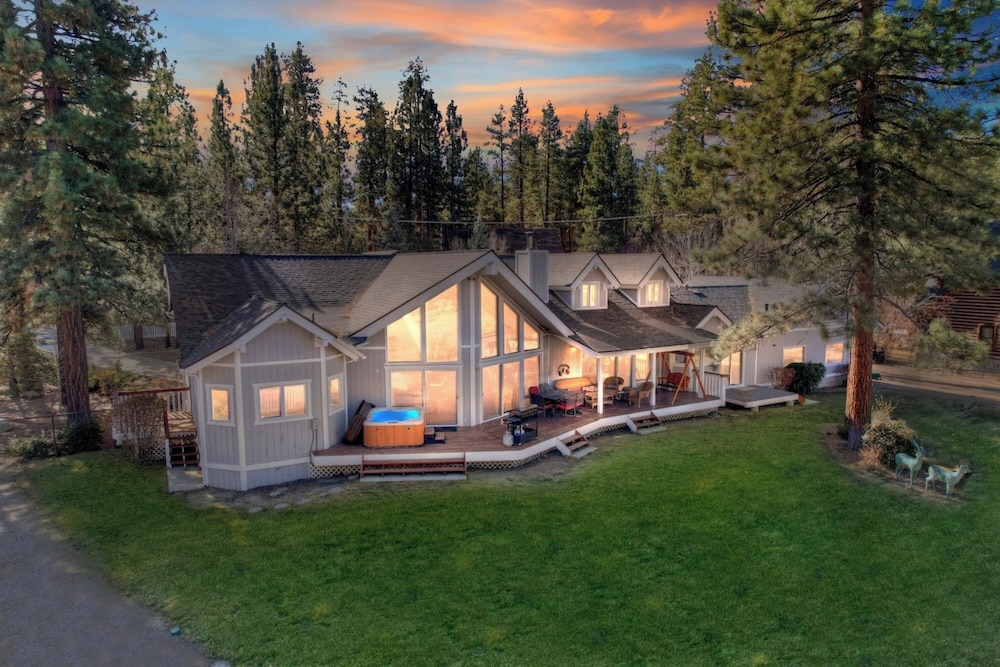 Lakefront Estate with Views and Hot tub