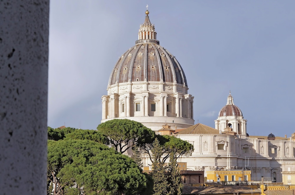 Una finestra sulla cupola di San Pietro — Rome