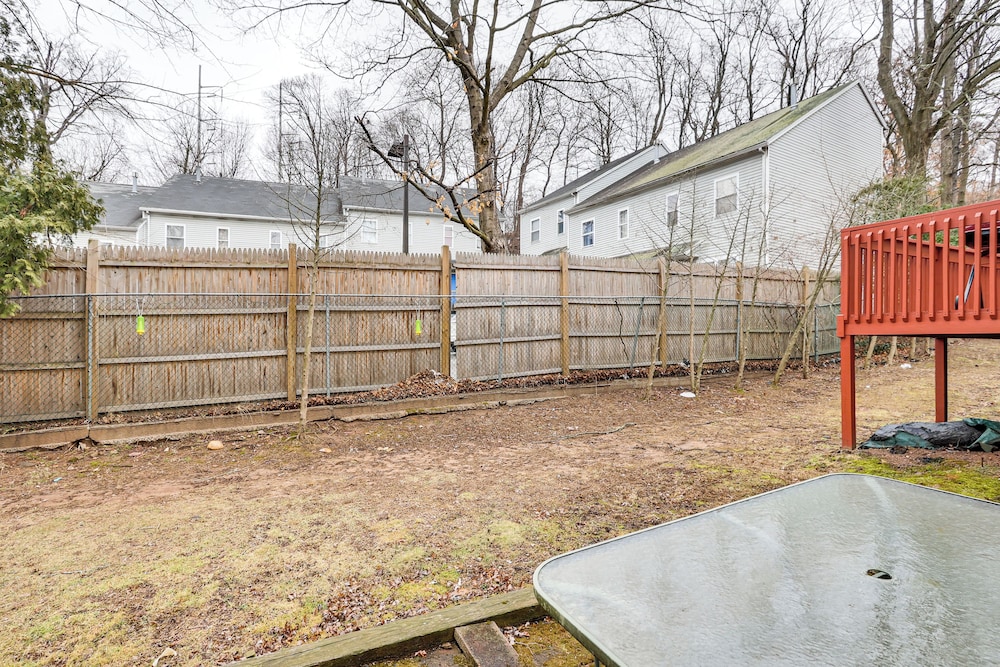 3 Mi to Dtwn New Haven: Colorful Condo w/ Yard!