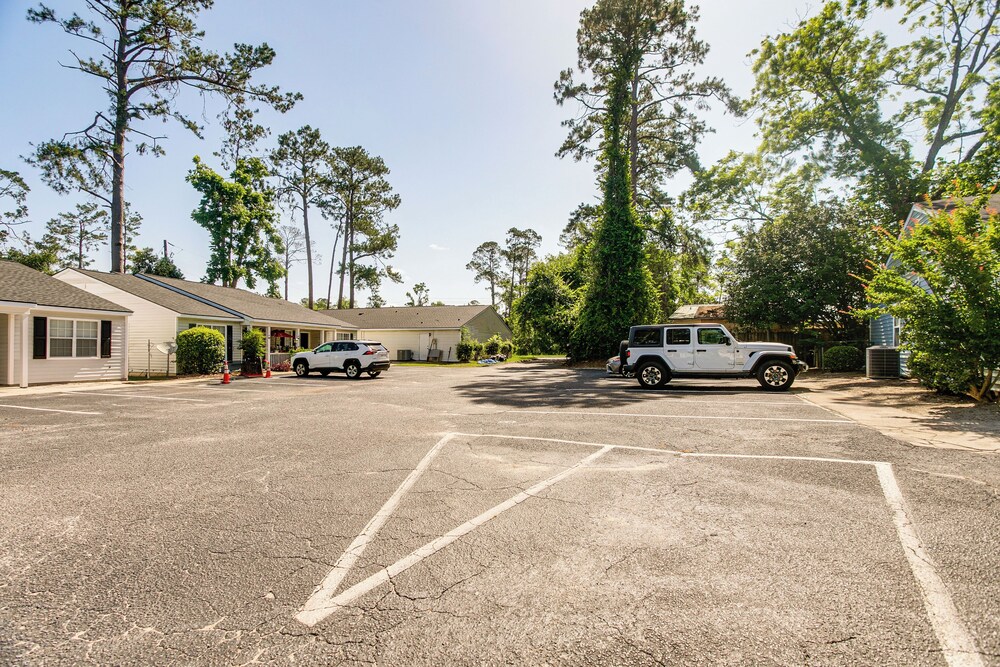 9 Mi to Moody Afb: Newly Updated Condo Near Dining