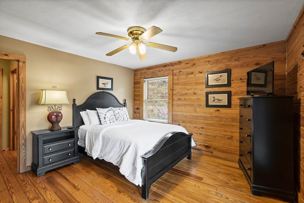 Lakeside Lodge by Avantstay Hot Tub Dock