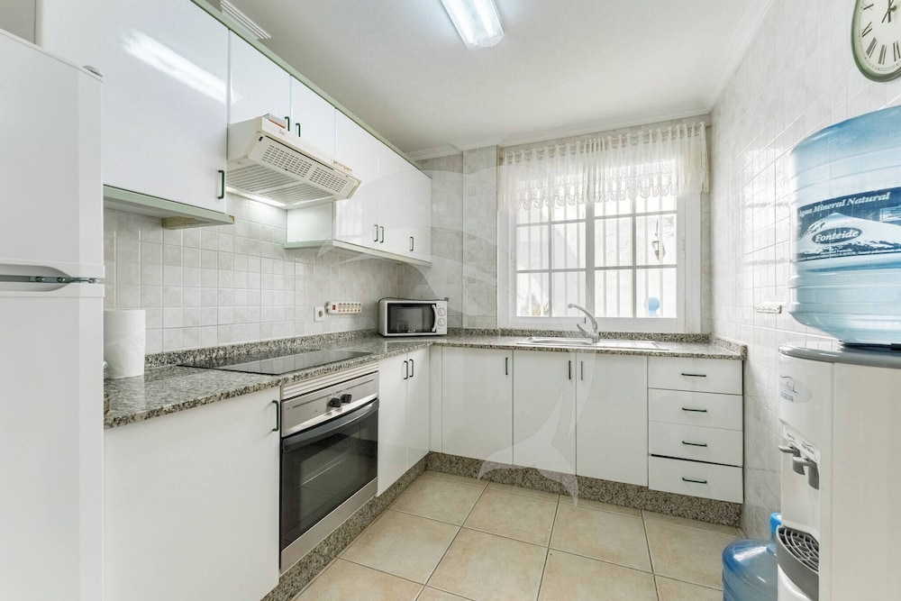 El Médano Apartment With Pool and Garden Views