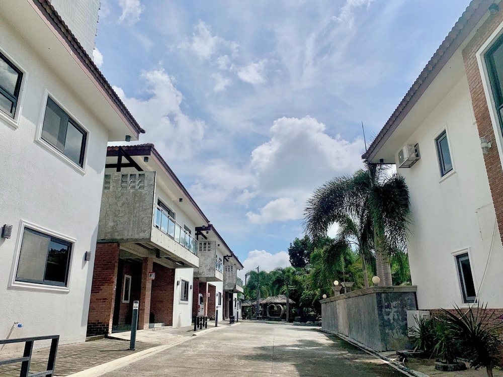 Koregon Hotel & Pool Villas