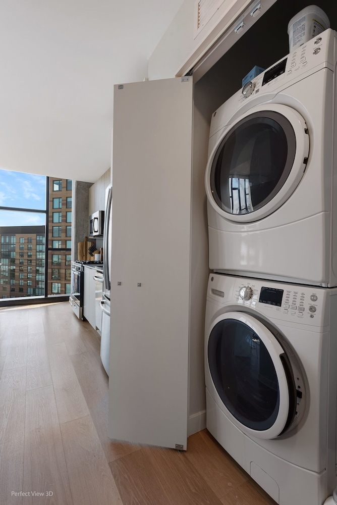 High-end 1BR Fulton Market Panoramic Views