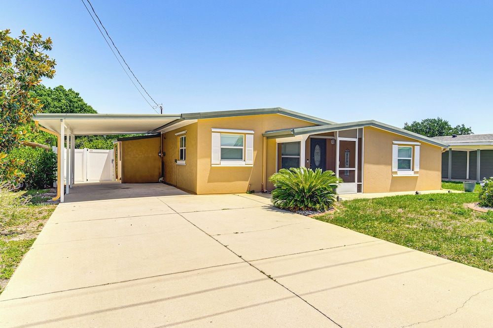 1 Mi to Lake Jackson: Home w/ Screened Patio!