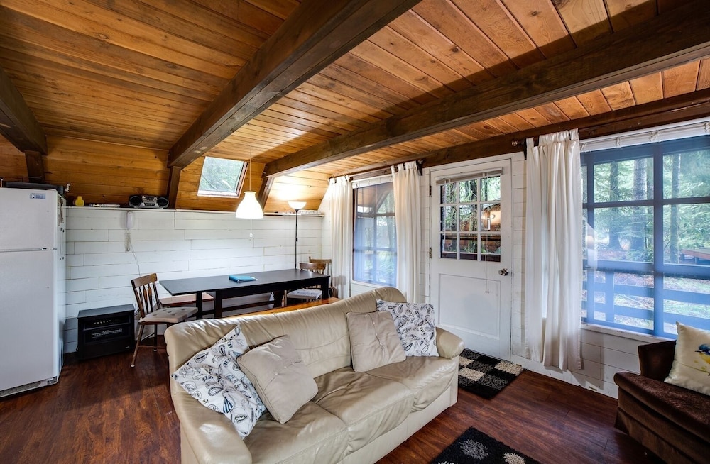 86sl - Rustic - Pets Ok - Bbq - Sleeps 6 3 Bedroom Home by RedAwning
