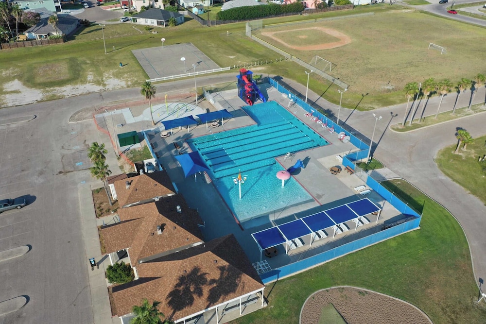 Sleeps 20 2 Modern Homes w/ Private Pool, Deck+patio 3-min Walk to the Beach