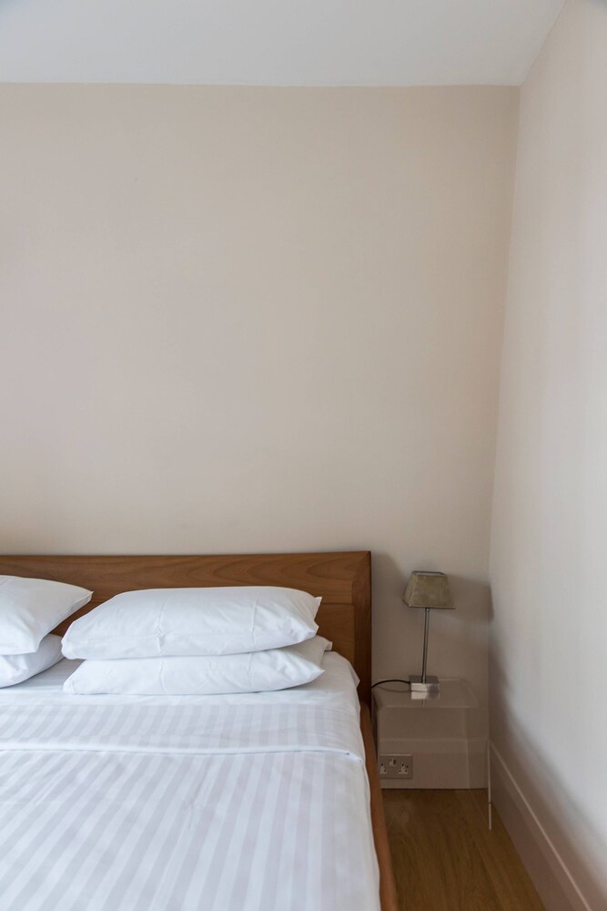 Campden Street VII by Onefinestay