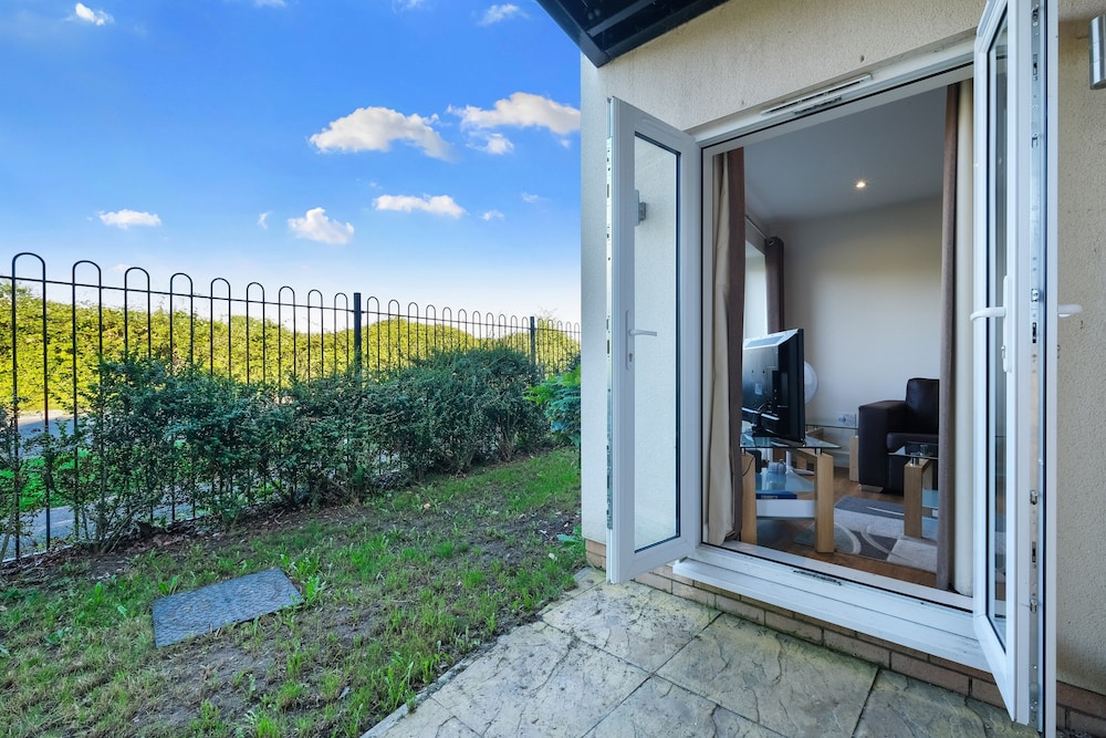 Heathrow Living Serviced Apartments by Ferndale