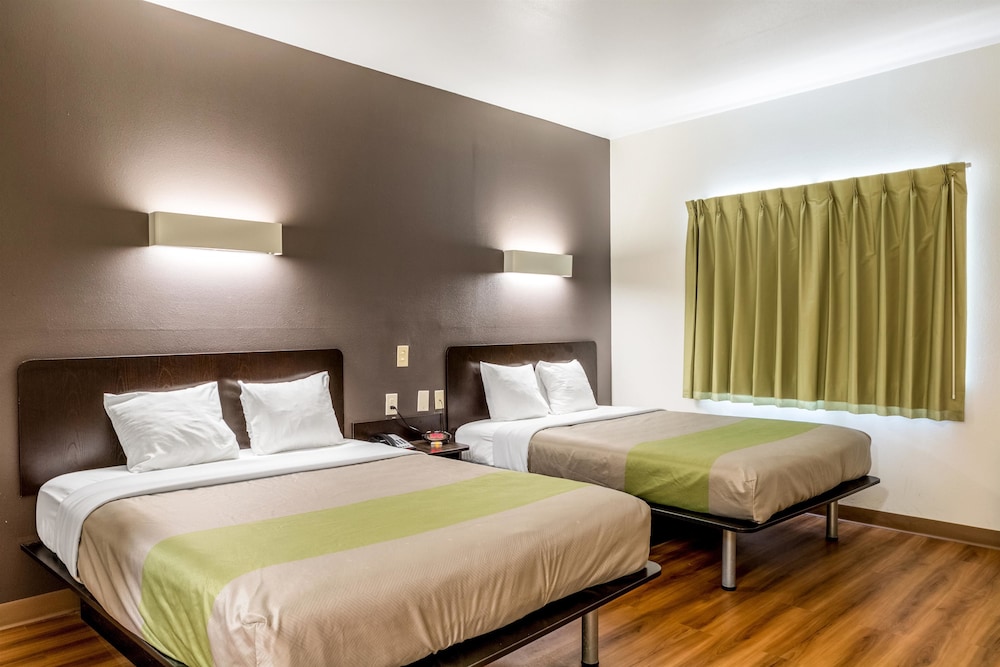 San Antonio Vacations - Super 8 by Wyndham Kenedy - Property Image 4