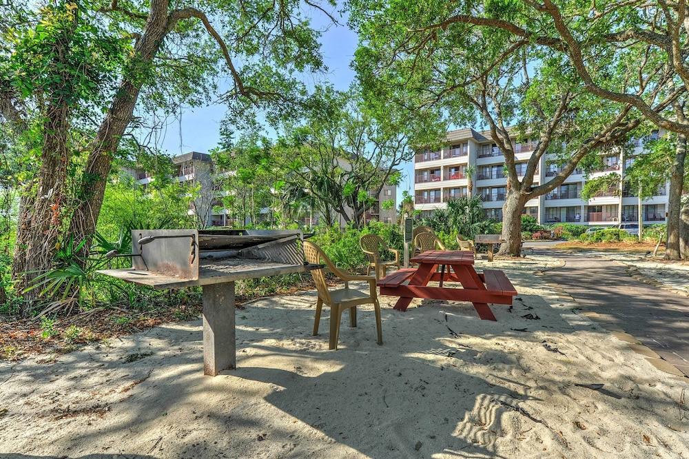 Pool, Tennis & Gym: Resort Condo in Hilton Head!