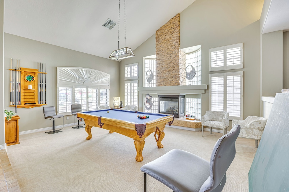 Luxe Mtn-view Mansion w/ Hot Tub in Phoenix!
