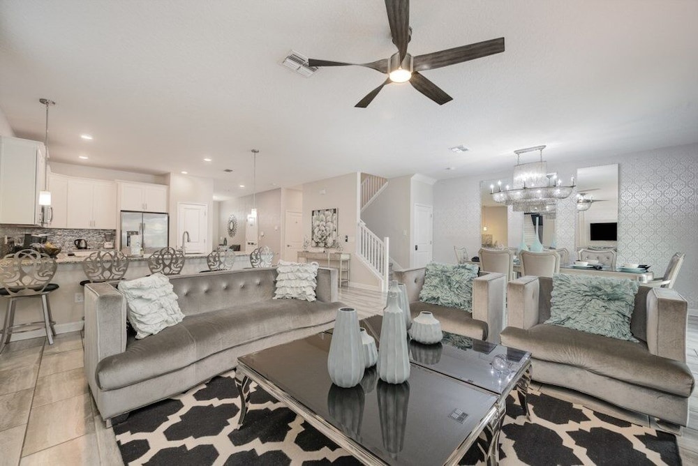 9 Bed Pool, Spa, Movie Room & Game Room! 9 Bedroom Home by RedAwning