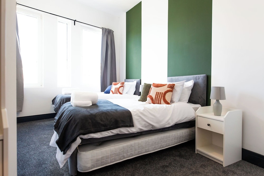 Kings Building- 2 Bed & Bathroom Flats view 2