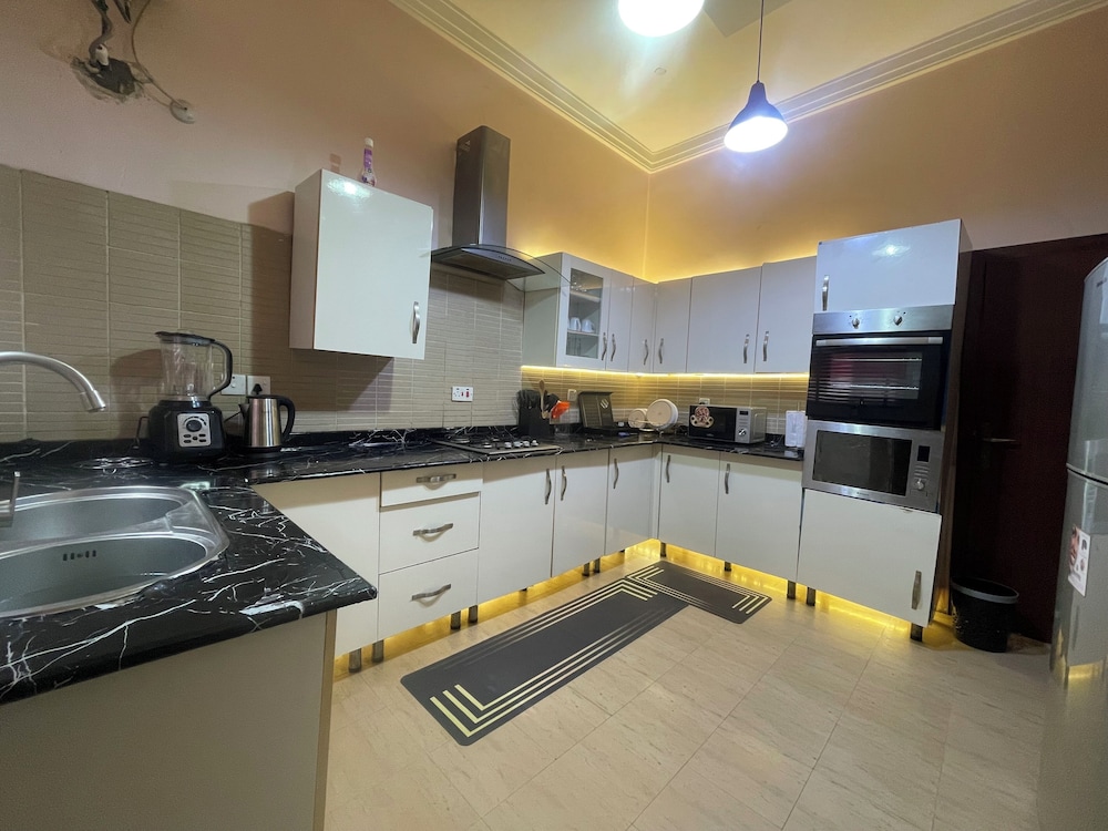 Luxury 4 BR Apt w Parking, Hot Tub, Magodo Estate
