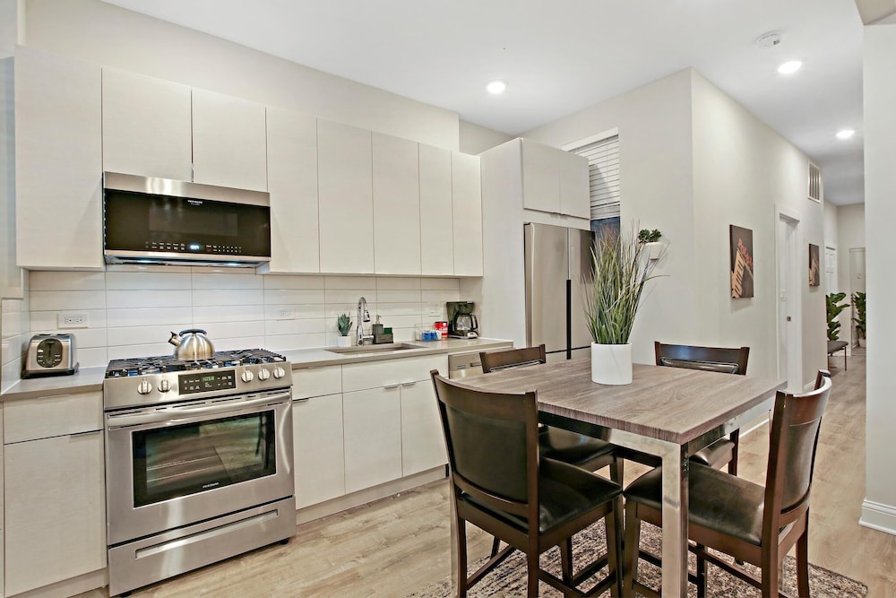 Prime 3BR Apt - Lawndale rep
