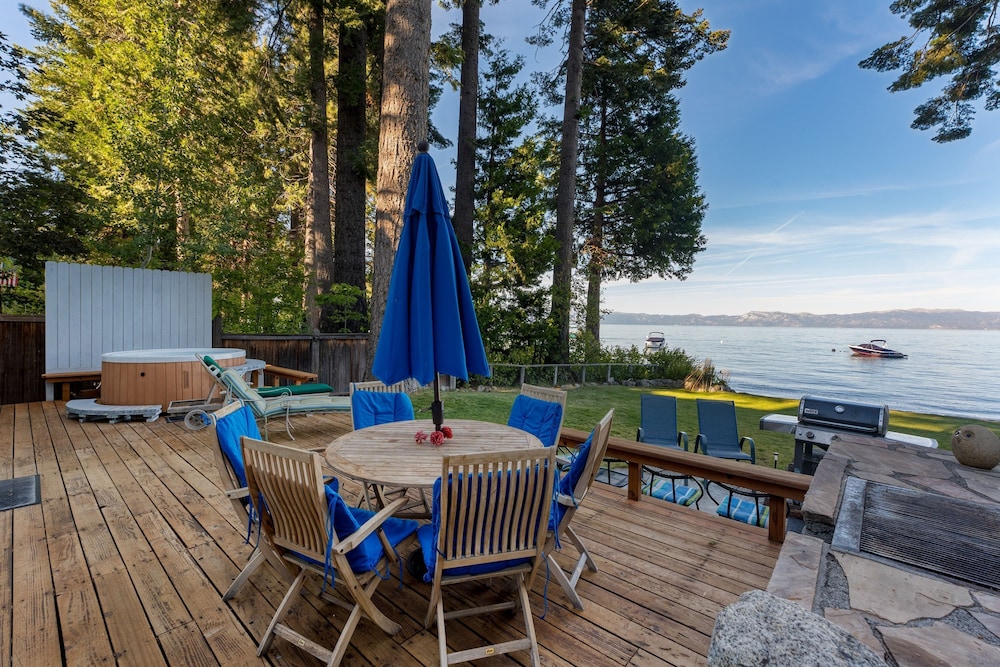 Lakefront Haven by Avantstay Minutes to Ski Resorts Private Dock Boat
