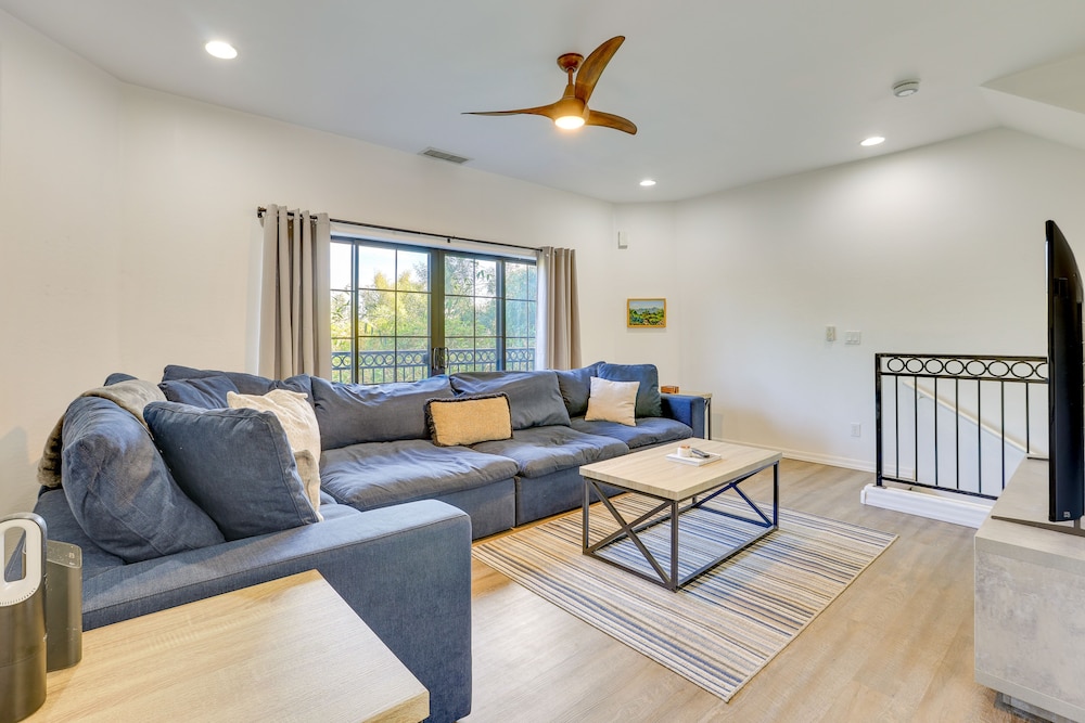 Rooftop Patio, Skyline Views: Phoenix Townhome!
