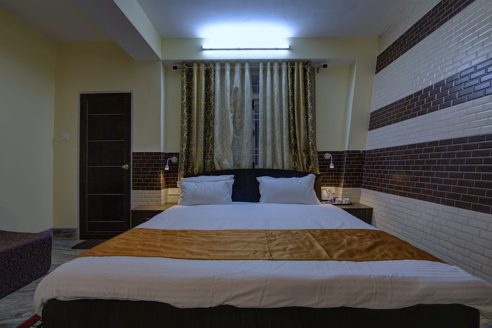 OYO 13465 Greendot Hotel