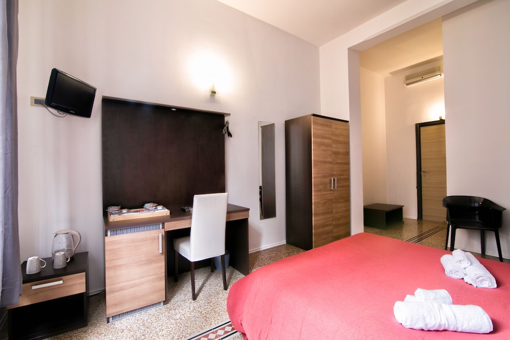 Maqueda Central Suites en Palermo — hotel room