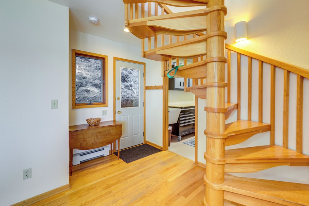 9 Mi to Mendenhall Glacier: Waterfront Juneau Home