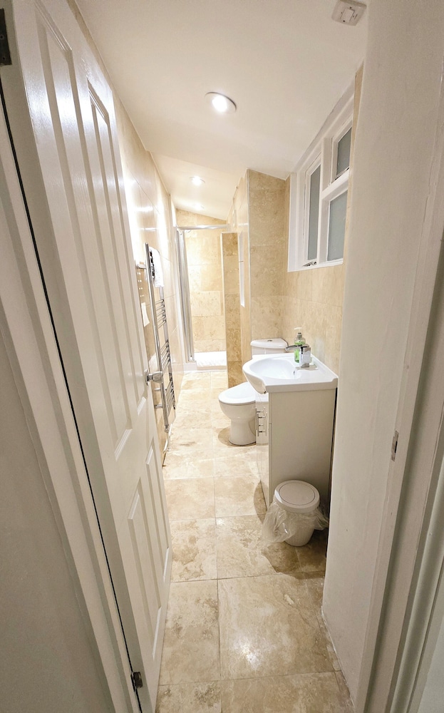 Bright and Modern 2 Bedroom Apartment in Earl's Court