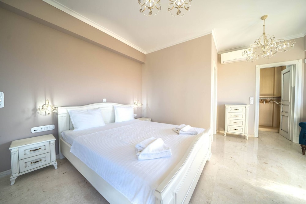 Karyo Villa,- 4bd, 3min On Foot From The Beach!