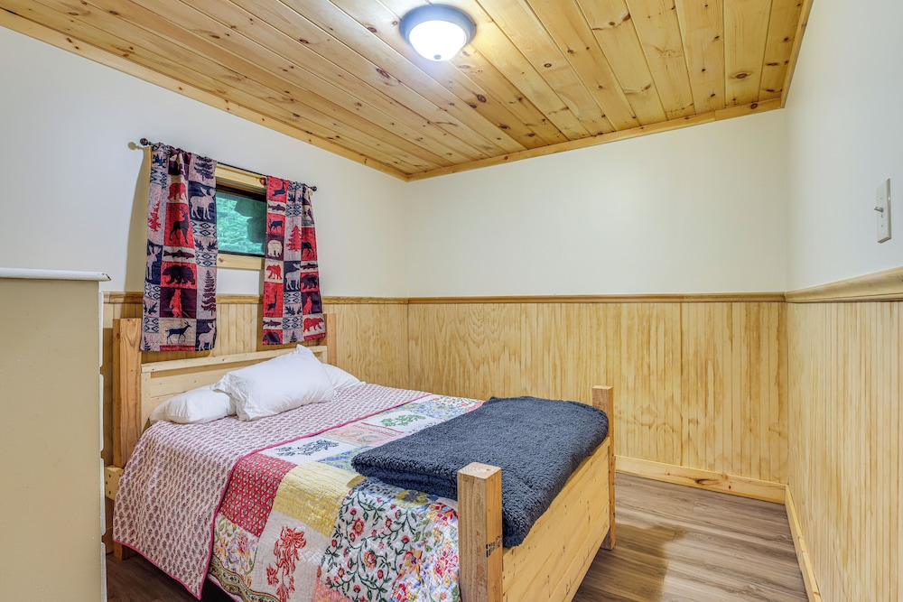 Hike, Raft, Ski & More: Cozy Cabin in Johnsburg!