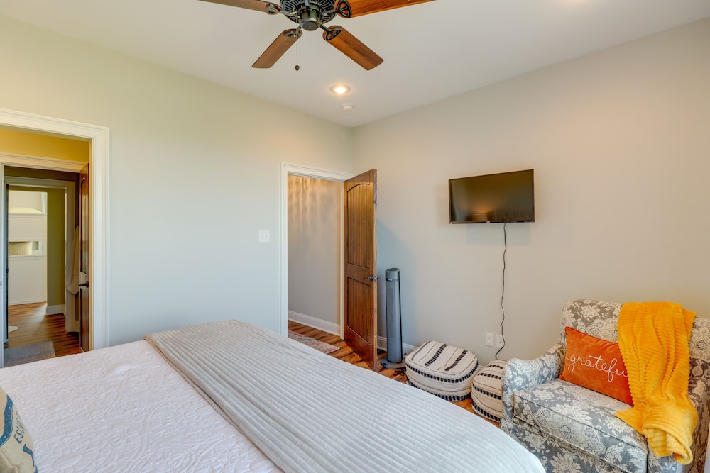 Family-friendly Edgemont Home w/ Deck & Lake Views view 4