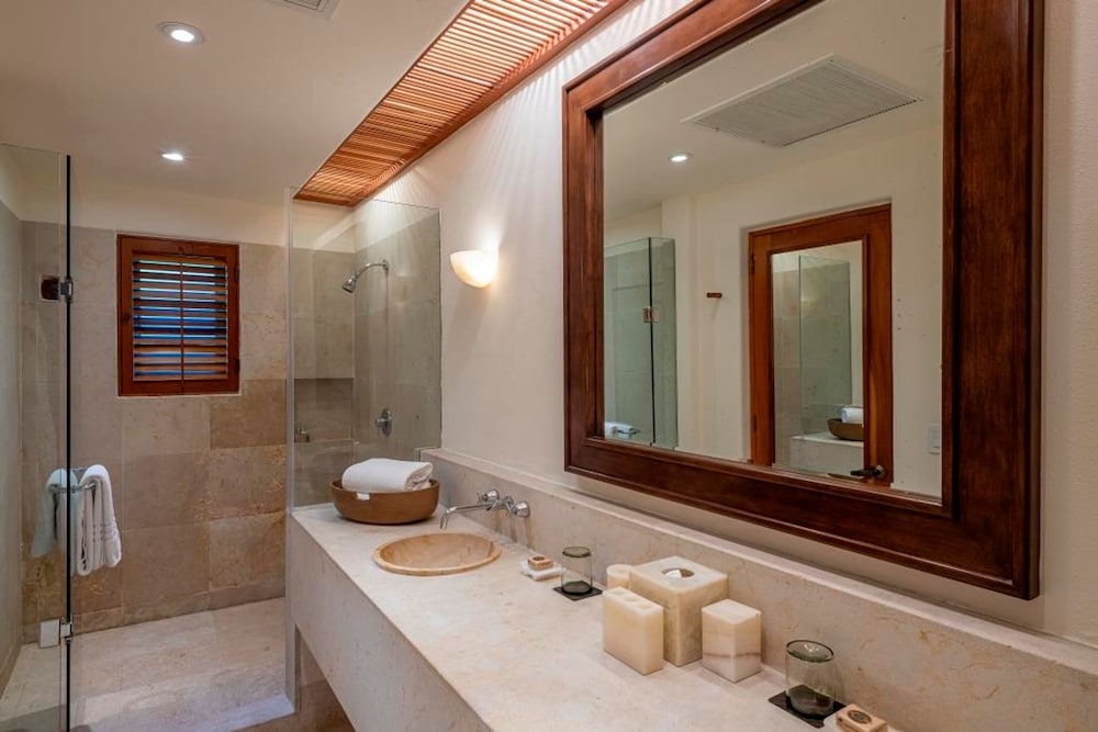Staffed Ocean View Villa w Four Seasons Amenities